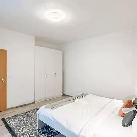 Charming Spacious In Apartment *