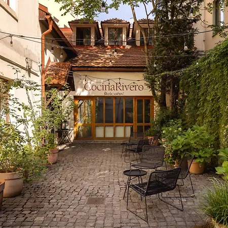 Charming Spacious In Praga
